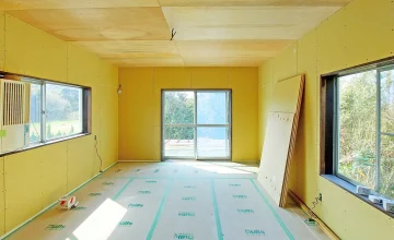 高気密高断熱の家をつくり続ける早川建設だからこそできる、まるごと断熱リノベーション。ブロック造の天井・壁・床に木下地+断熱材を巡らすことで、断熱性機密性の向上と湿度を最小限に抑える事ができました。