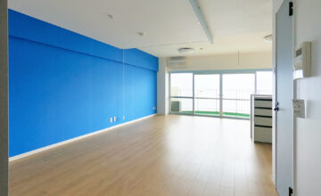 オーナー様がご自身で選んだブルーを壁の一面に使い、脱日常を感じさせる空間を演出。