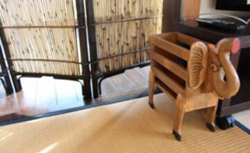 【造作椅子】造作の椅子は可愛らしいゾウさん。 木材を使用しているため、年が経つとともに味が出てきます。 機能性はもちろん、お部屋の雰囲気にピッタリ合うおしゃれな椅子です。