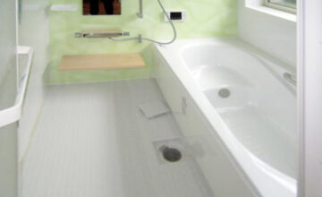【浴室】浴室は、気密性のすぐれたユニットバスへ変更しました。 既存の浴室はタイル冬場はとても寒い状況でした。リフォーム後の浴室は暖かく足をのばしてゆっくりくつろげます。